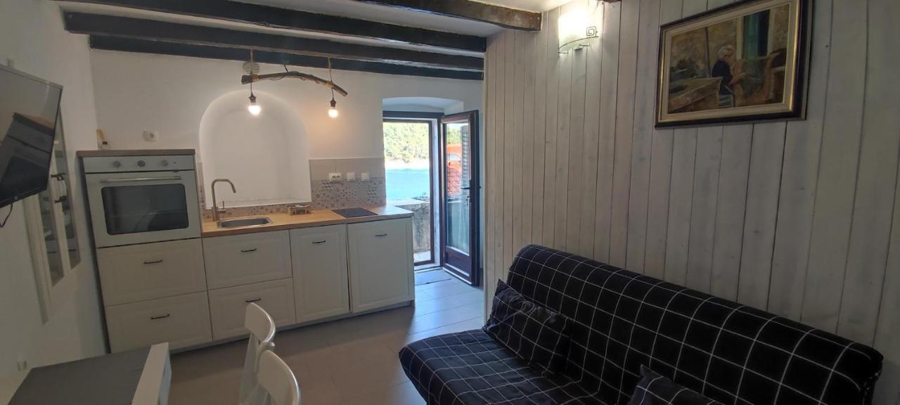 Apartment Desanti Valun Bagian luar foto