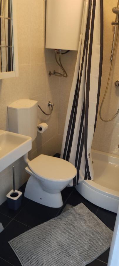 Apartment Desanti Valun Bagian luar foto