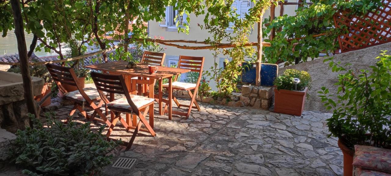 Apartment Desanti Valun Bagian luar foto
